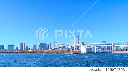 東京・お台場から望むレインボーブリッジと高層ビル群 126071898