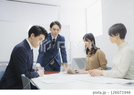 会議室で会議をする人たち 会議室で会議をする人たち 126071946