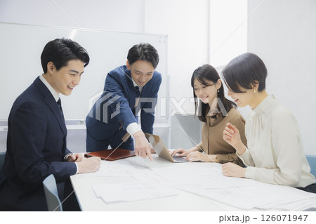会議室で会議をする人たち 会議室で会議をする人たち 126071947