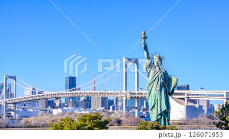 東京・お台場の自由の女神像と東京の高層ビル群 126071953