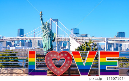 東京・お台場の自由の女神像と東京の高層ビル群 126071954