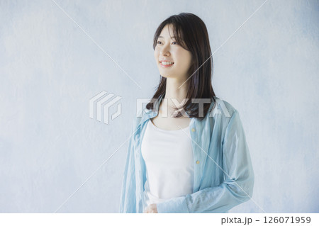 笑顔の若い女性 笑顔の若い女性 126071959