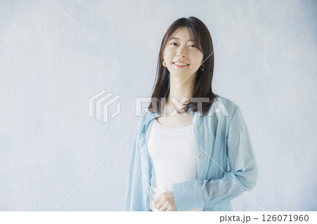 笑顔の若い女性 笑顔の若い女性 126071960