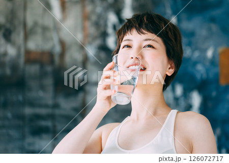 水を飲む若い女性 水分補給 水を飲む若い女性 水分補給 126072717