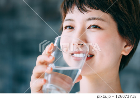 水を飲む若い女性 水分補給 水を飲む若い女性 水分補給 126072718