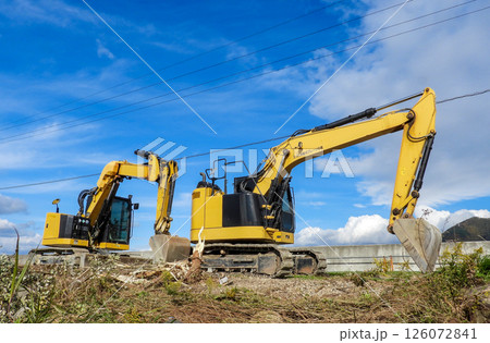 工事現場のショベルカー 126072841