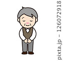 お辞儀するおじいちゃん 126072918