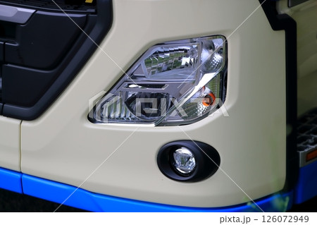 大型トラックのヘッドライト 126072949