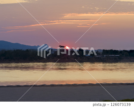 タイ・ナコンパノム メコン川越しに昇る朝日 / Nakhon Phanom, Thailand タイ・ナコンパノム メコン川越しに昇る朝日 / Nakhon Phanom, Thailand 126073139