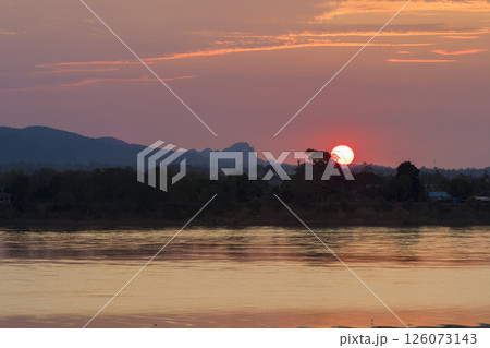 タイ・ナコンパノム　メコン川越しに望む日の出とラオスの山並み / Thakhek, Laos 126073143