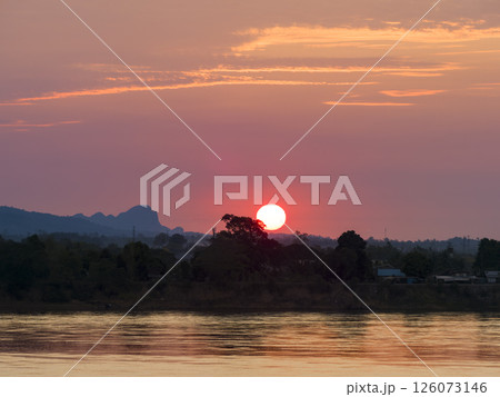 タイ・ナコンパノム　メコン川越しに昇る朝日 / Thakhek, Laos 126073146