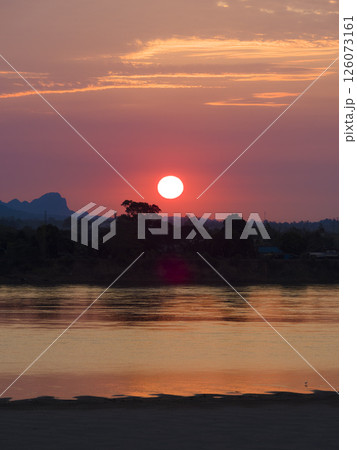 タイ・ナコンパノム メコン川越しに望む日の出 / Thakhek, Laos タイ・ナコンパノム メコン川越しに望む日の出 / Thakhek, Laos 126073161