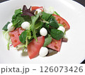 モッツァレラチーズと新鮮野菜のサラダ 126073426