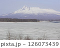 早春の快晴の青空をバックに羊蹄山の風景を撮影 126073439