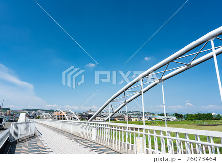 多摩川原橋から神奈川県方向へ散策　春の青空　東京都調布市 126073464