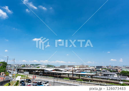 よみうりV通りから京王よみうりランド駅と稲城市の眺め　春の青空　東京都稲城市矢野口 126073483