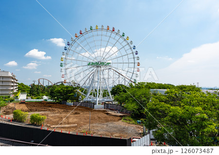 よみうりランド大観覧車と工事現場　春の青空　神奈川県川崎市多摩区 126073487