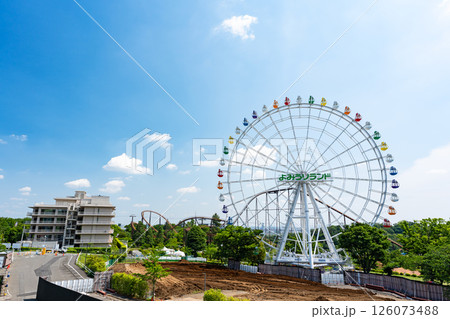 よみうりランド大観覧車を眺める　春の青空　神奈川県川崎市多摩区 126073488