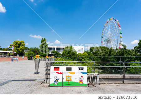 よみうりランドのスカイゲート付近から大観覧車を眺める 春の青空 神奈川県川崎市多摩区 よみうりランドのスカイゲート付近から大観覧車を眺める 春の青空 神奈川県川崎市多摩区 126073510
