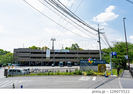 HANA･BIYORI　花景の湯の駐車場　春の青空　東京都稲城市矢野口 126073522