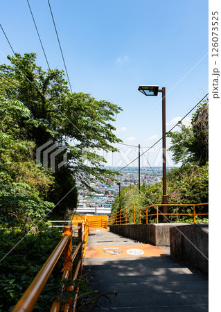 よみうりランドへ続く階段　巨人への道　稲城の街風景　春の青空　東京都稲城市矢野口 126073525