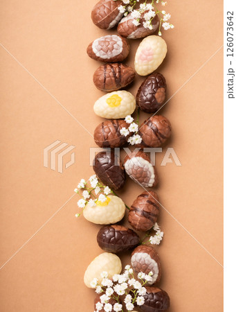 Easter composition of Easter chocolate eggs and flowers 126073642