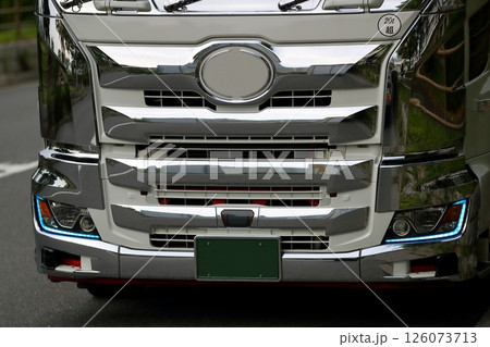 大型トラックのヘッドライト 126073713