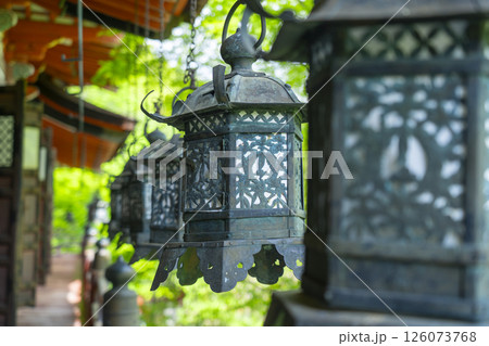 新緑の季節 談山神社 吊り灯籠 新緑の季節 談山神社 吊り灯籠 126073768