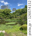 皇居東御苑の庭園から望む高層ビル群 126074152