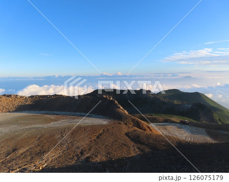 真夏の御嶽山(朝日に照らされる一ノ池と二ノ池) 126075179