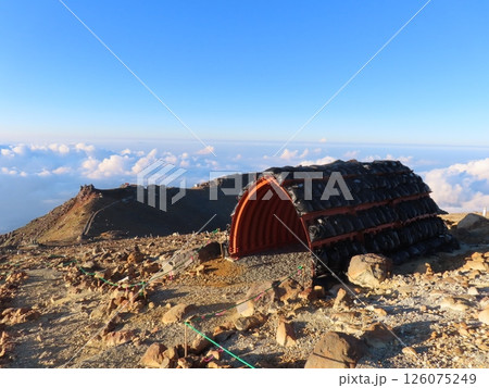 真夏の御嶽山(登山道にある金属製のシェルター) 126075249