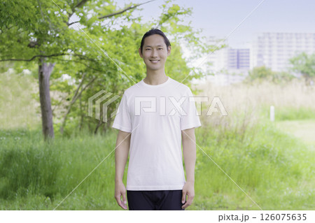 公園に立つ若い男性のポートレート 公園に立つ若い男性のポートレート 126075635