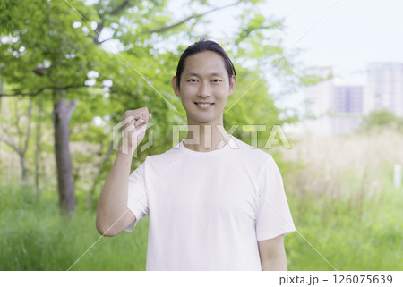 公園に立つ若い男性のポートレート 公園に立つ若い男性のポートレート 126075639