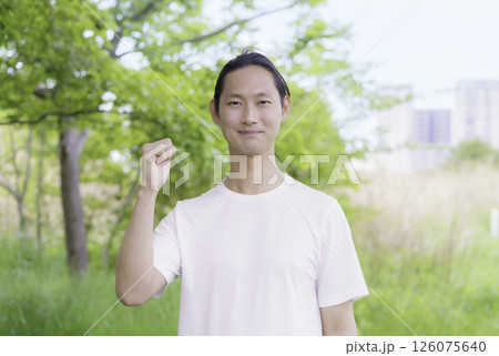 公園に立つ若い男性のポートレート 公園に立つ若い男性のポートレート 126075640