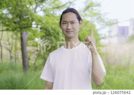 公園に立つ1番のポーズをする若い男性のポートレート 126075642