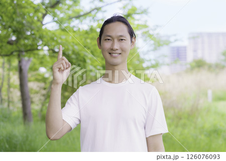 公園に立つ若い男性のポートレート 公園に立つ若い男性のポートレート 126076093