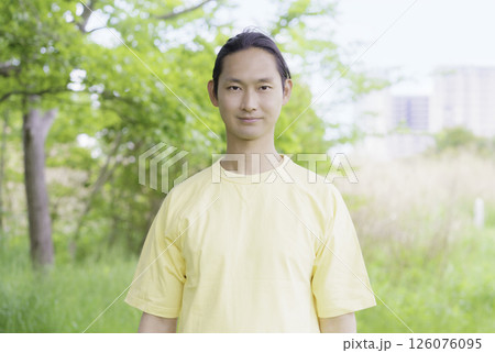公園に立つ若い男性のポートレート 公園に立つ若い男性のポートレート 126076095