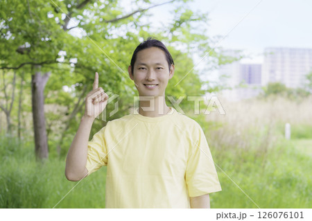 公園に立つ1番のポーズをする若い男性のポートレート 126076101
