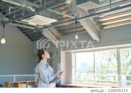 空調設備を点検する女性 126076114