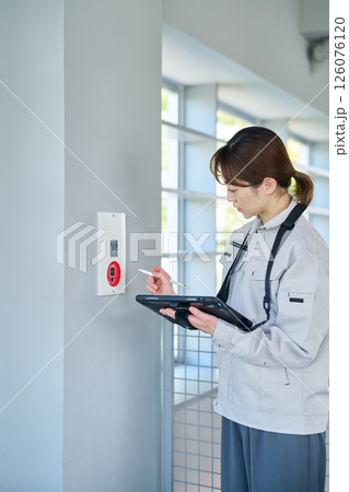 非常警報設備を点検する女性 非常警報設備を点検する女性 126076120