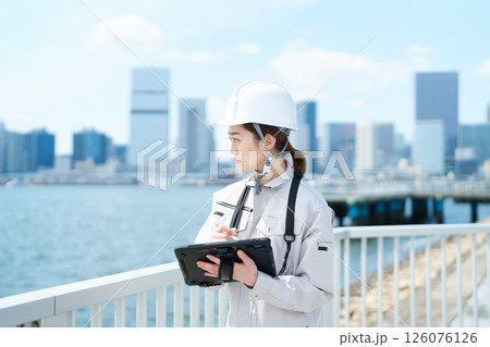 建設業の女性 126076126