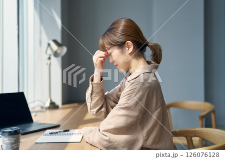 目の疲れを感じる女性 126076128