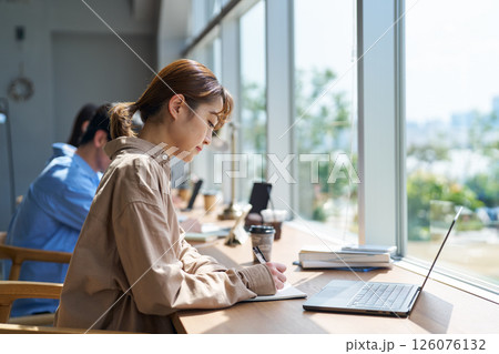コワーキングスペースで勉強する女性 126076132