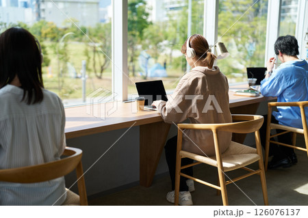 ヘッドフォンを着用して作業する女性 126076137