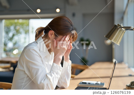 頭痛に悩む女性 126076139