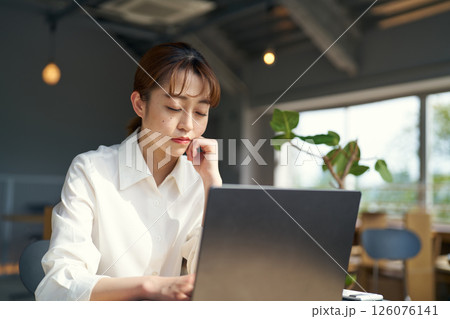 眠気に襲われる女性 126076141