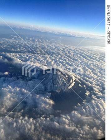 飛行機からみた富士山 126076749