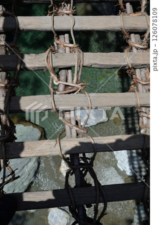 祖谷のかずら橋、徳島県三好市西祖谷山村 126078109