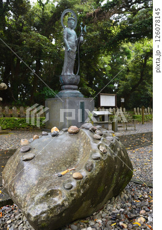 四国八十八箇所の第二十四番札所、最御崎寺(ほつみさきじ)鐘石 四国八十八箇所の第二十四番札所、最御崎寺(ほつみさきじ)鐘石 126078145