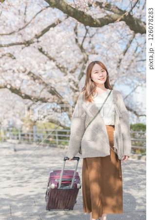桜の時期に旅行する女性 126078283